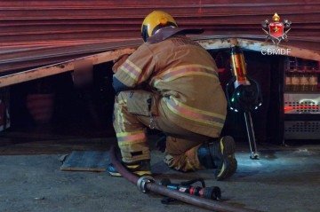Bombeiros se depararam com intensa fuma&ccedil;a em f&aacute;brica de salgados devido a um superaquecimento de fritadeira el&eacute;trica