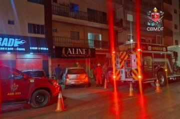 A equipe utilizou uma linha de mangueira com espuma para combater o princípio de incêndio - (crédito: Reprodução/CBMDF) A equipe utilizou uma linha de mangueira com espuma para combater o princípio de incêndio - (crédito: Reprodução/CBMDF)