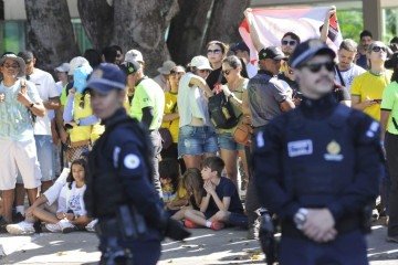 Após manifestações de insatisfação, o staff autorizou o público a se aproximar um pouco mais da grade - (crédito: Minervino Júnior/CB) Após manifestações de insatisfação, o staff autorizou o público a se aproximar um pouco mais da grade - (crédito: Minervino Júnior/CB)