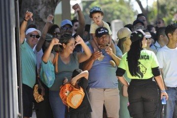 Iara Vieira e família chegaram cedo, mas não conseguiram se aproximar da grade de proteção
