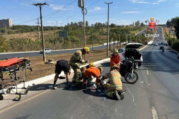 Corpo de Bombeiros presta primeiros socorros no local e encaminha vítima para o Hospital Regional de Taguatinga (HRT)
- (crédito: Reprodução/CBMDF) Corpo de Bombeiros presta primeiros socorros no local e encaminha vítima para o Hospital Regional de Taguatinga (HRT)
- (crédito: Reprodução/CBMDF)