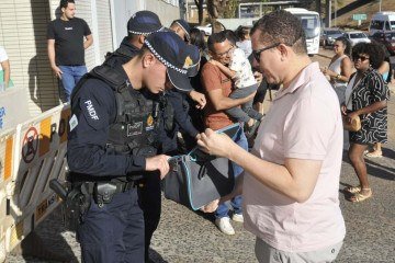 Linhas de revista impediram a entrada de materiais proibidos na comemoração - (crédito: Minervino Júnior/CB) Linhas de revista impediram a entrada de materiais proibidos na comemoração - (crédito: Minervino Júnior/CB)