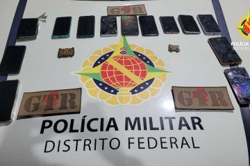 Treze celulares foram recuperados pela PMDF e devolvidos a seus proprietários -  (crédito: Divulgação/PMDF)