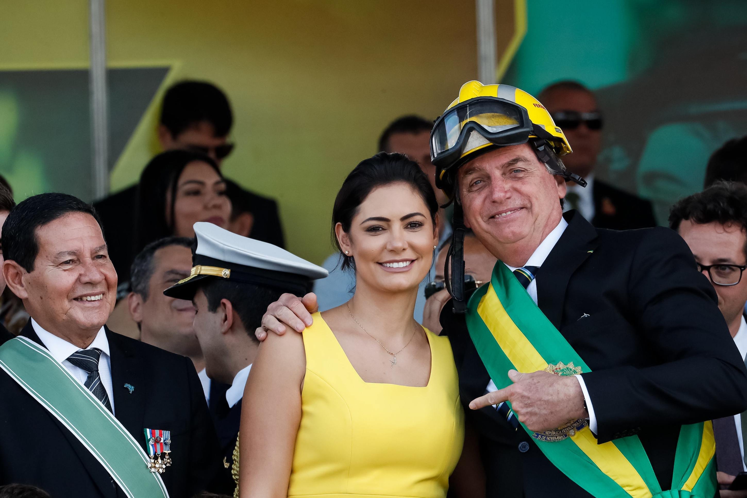 Michelle Bolsonaro e o ex-presidente Jair Bolsonaro durante o desfile do 7 de Setembro de 2019