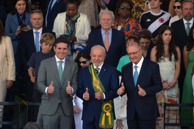  Lula, entre o presidente da Câmara, Hugo Motta, e Alckmin: desfile cívico-militar celebrou o país, o futuro e a realização da COP30, em novembro, em Belém -  (crédito:  Ed Alves CB/DA Press)