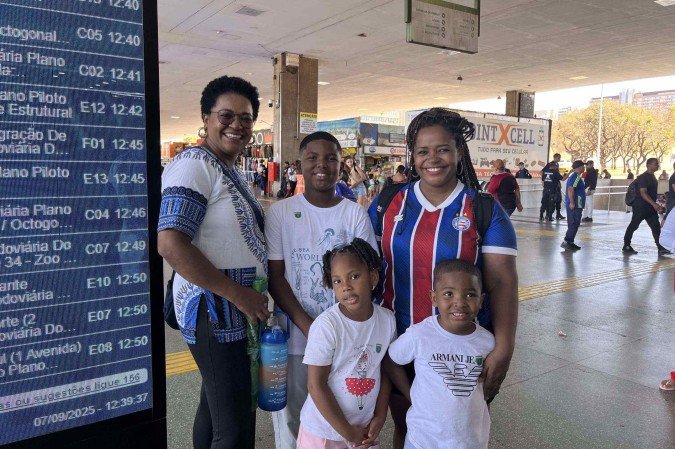 Aline Conceição, de Luziânia (GO), acompanhava o desfile com a família e aproveitou a gratuidade do transporte para passear pela cidade após o evento - (crédito: Nathália Queiroz/C.B Press) Aline Conceição, de Luziânia (GO), acompanhava o desfile com a família e aproveitou a gratuidade do transporte para passear pela cidade após o evento - (crédito: Nathália Queiroz/C.B Press)