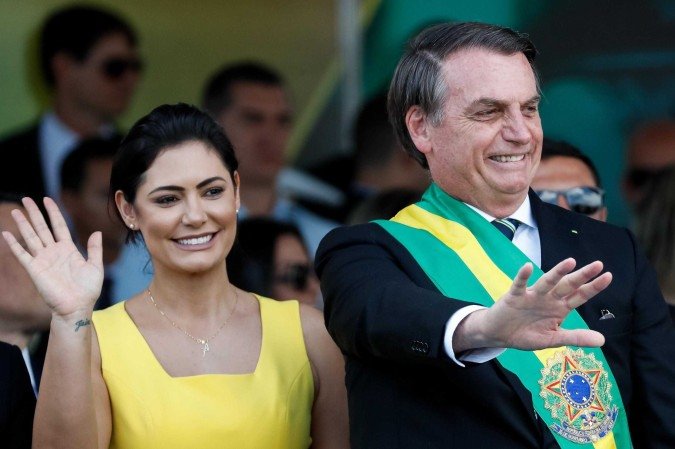 Michelle Bolsonaro e o ex-presidente Jair Bolsonaro durante o desfile do 7 de Setembro de 2019 -  (crédito: Alan Santos/PR)