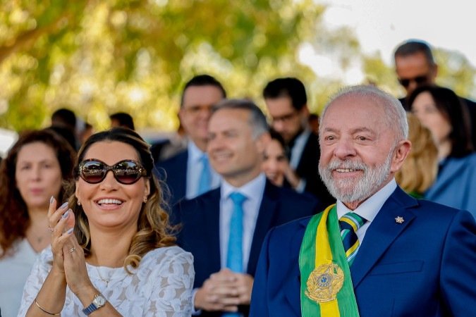 Primeira-dama Janja da Silva ao lado do presidente Luiz Inácio Lula da Silva (PT) no desfile cívico-militar de 7 de Setembro
      
