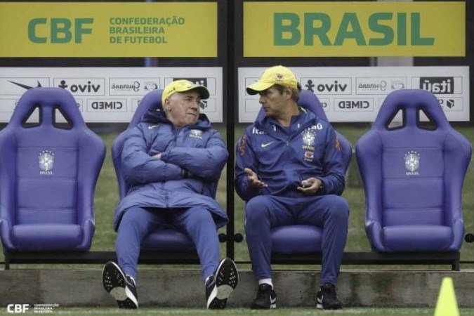 Carlo Ancelotti troca informações com um dos seus auxiliares na Seleção - (crédito: Foto: Rafael Ribeiro / CBF) Carlo Ancelotti troca informações com um dos seus auxiliares na Seleção - (crédito: Foto: Rafael Ribeiro / CBF)