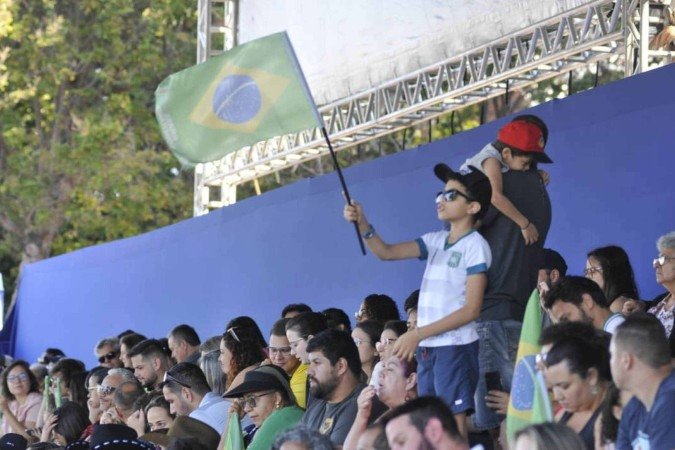 Brasilienses madrugaram para garantir um bom lugar no desfile de 7 de Setembro
