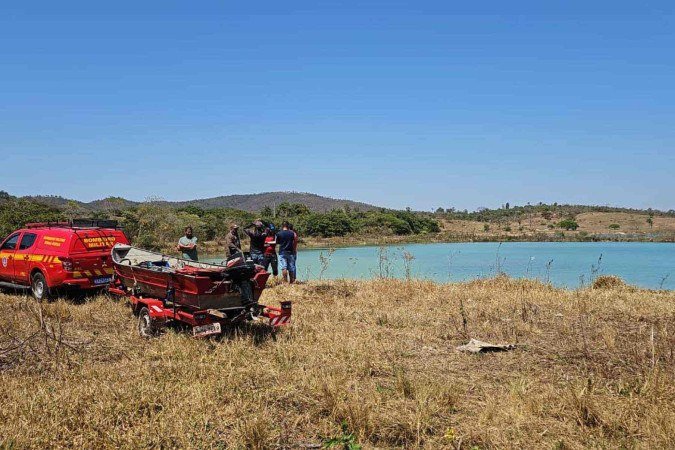 Os corpos de pai e filho foram resgatados da lagoa de Pedro Leopoldo depois de quase 24 horas de buscas dos bombeiros -  (crédito: CBMMG)