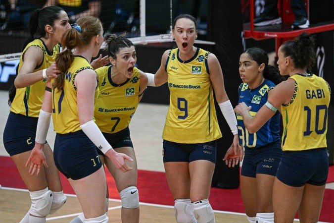 A partida começou tranquila para a equipe verde e amarela, que chegou a abrir 2 sets a 0 no placar, mas as japonesas reagiram e levaram o jogo até o match point do tie-break. A ponteira Gabi foi o destaque da partida com 35 pontos - (crédito: Lillian SUWANRUMPHA / AFP) A partida começou tranquila para a equipe verde e amarela, que chegou a abrir 2 sets a 0 no placar, mas as japonesas reagiram e levaram o jogo até o match point do tie-break. A ponteira Gabi foi o destaque da partida com 35 pontos - (crédito: Lillian SUWANRUMPHA / AFP)