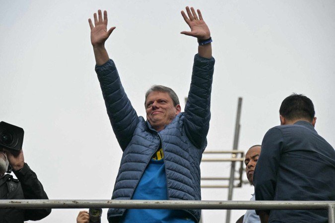 O governador de São Paulo, Tarcísio de Freitas, acena durante uma manifestação em apoio ao ex-presidente Jair Bolsonaro - (crédito: NELSON ALMEIDA / AFP) O governador de São Paulo, Tarcísio de Freitas, acena durante uma manifestação em apoio ao ex-presidente Jair Bolsonaro - (crédito: NELSON ALMEIDA / AFP)
