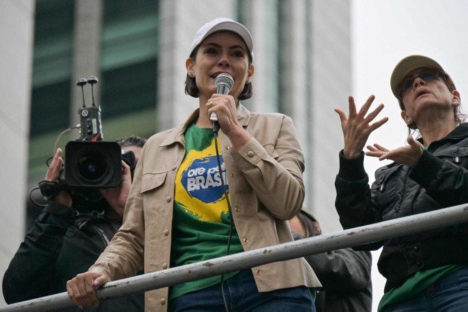Michelle chora em ato na Paulista e diz que prisão de Bolsonaro é 'humilhação'