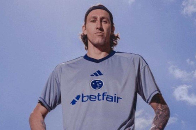 Goleiro Cássio posa para foto com camisa que homenageia goleiros históricos do clube celeste - (crédito: Foto: Divulgação / Cruzeiro) Goleiro Cássio posa para foto com camisa que homenageia goleiros históricos do clube celeste - (crédito: Foto: Divulgação / Cruzeiro)