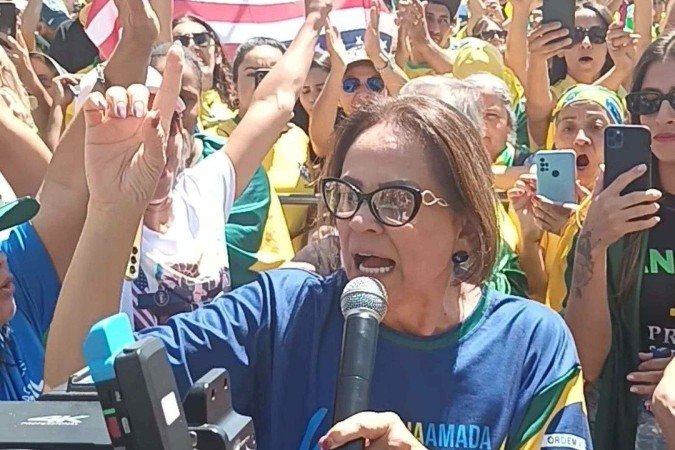 A senadora Damares Alves (Republicanos-DF) discursou à multidão de apoiadores do ex-presidente, em Brasília. - (crédito: Raphael Pati/CB/D.A Press) A senadora Damares Alves (Republicanos-DF) discursou à multidão de apoiadores do ex-presidente, em Brasília. - (crédito: Raphael Pati/CB/D.A Press)