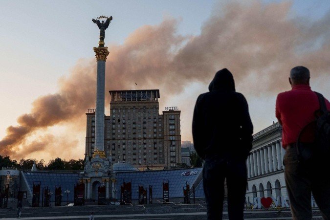 O edifício da era soviética foi atingido por um projétil russo, confirmaram as autoridades ucranianas - (crédito: Reuters) O edifício da era soviética foi atingido por um projétil russo, confirmaram as autoridades ucranianas - (crédito: Reuters)