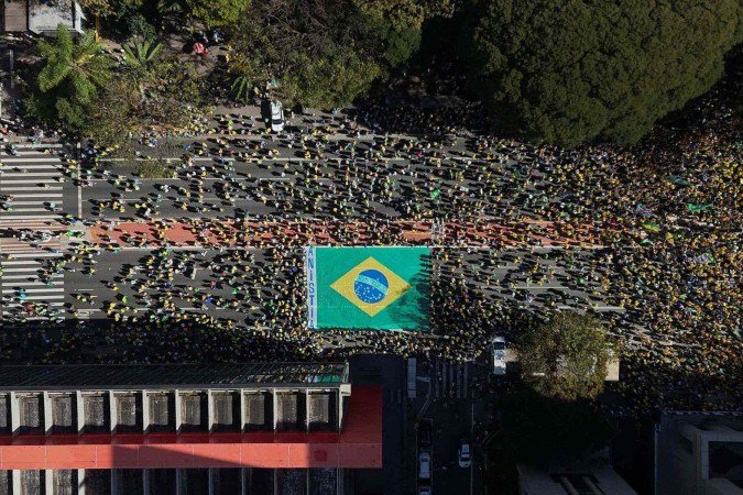Analistas políticos preveem ambiente de tensão com protestos da direita e esquerda às vésperas do julgamento de Bolsonaro  -  (crédito: REUTERS/Mateus Bonomi)