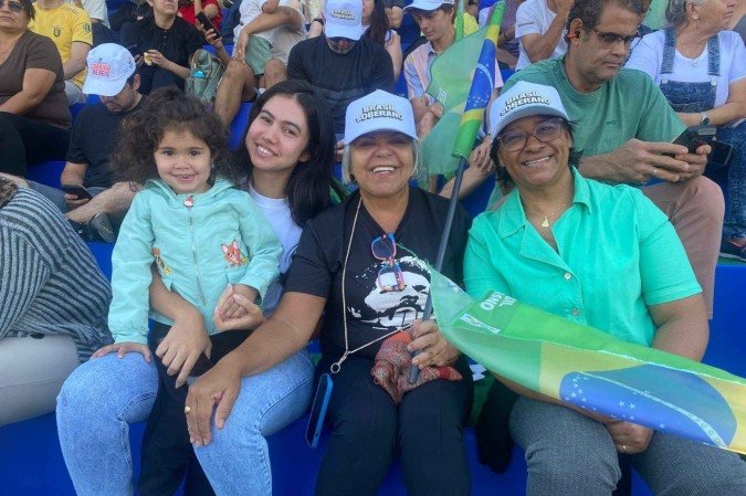 Família madrugou para assistir ao 7 de Setembro no DF -  (crédito: Maria Eduarda Lavocat/CB/D.A/Press)