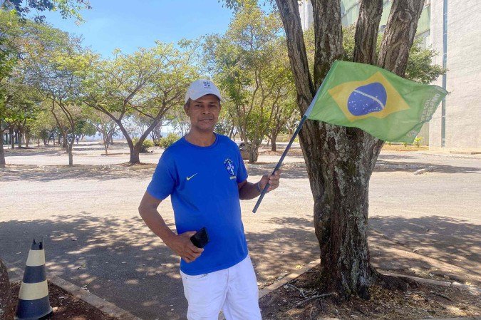 Cláudio Roberto Rosa mora no DF há três décadas e decidiu, pela primeira vez, acompanhar o desfile
