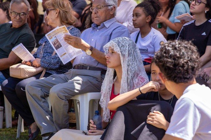 Maria de Lourdes se inspira na vida de São Carlo Acutis em sua vivência na igreja 