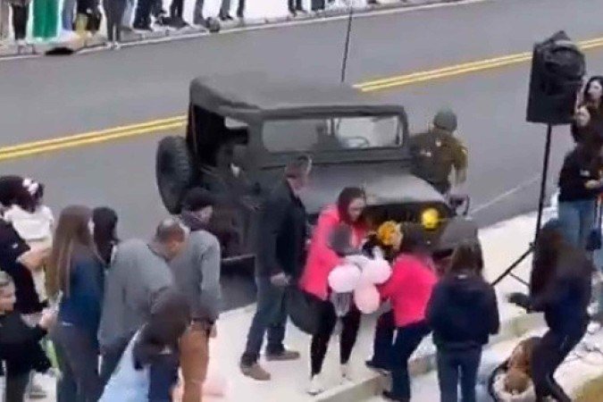 De acordo com a prefeitura, o veículo fazia parte da apresentação e pertence a um grupo de entusiastas de automóveis militares antigos - (crédito: Reprodução ) De acordo com a prefeitura, o veículo fazia parte da apresentação e pertence a um grupo de entusiastas de automóveis militares antigos - (crédito: Reprodução )