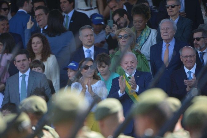 Ministros do governo Lula e o presidente da Câmara dos Deputados, Hugo Motta acompanham 