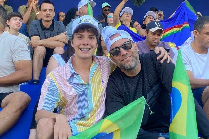 O estudante Miguel Trajano veio de Portugal para acompanhar o desfile com o pai, Gabriel Trajano