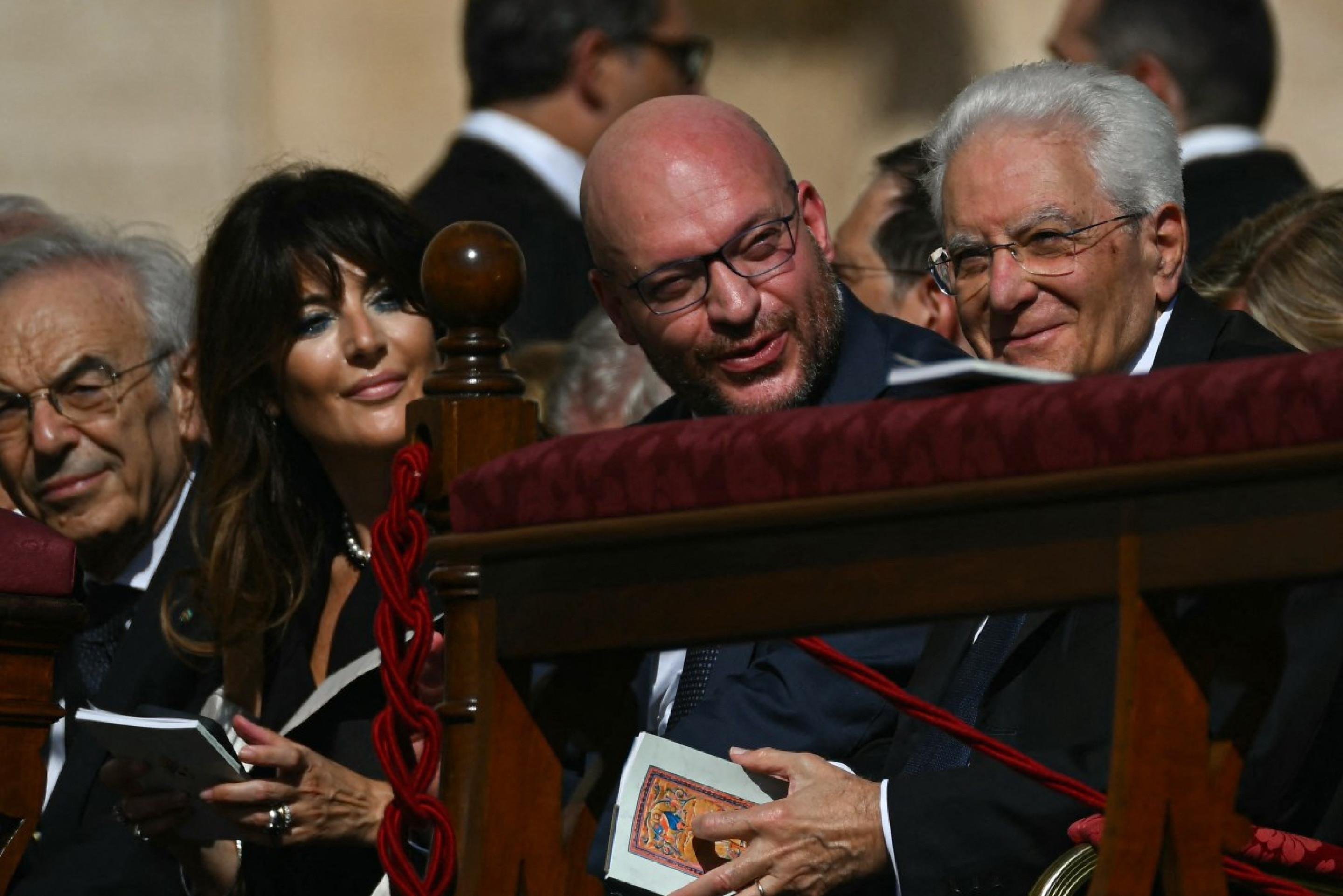 Entre as autoridades presente na celebração estavam: o presidente da Itália, Sergio Mattarella, e o presidente da Câmara dos Deputados, Lorenzo Fontana. Também estavam na missa familiares de Acutis.      