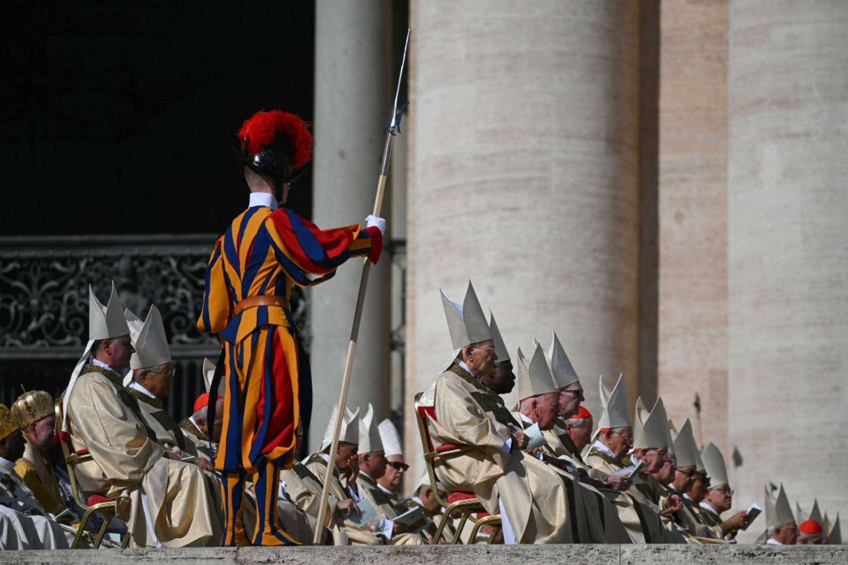  Membros do clero participam da Santa Missa e da canonização dos Beatos Carlo Acutis e Pier Giorgio Frassati na Praça de São Pedro, no Vaticano, em 7 de setembro de 2025.         