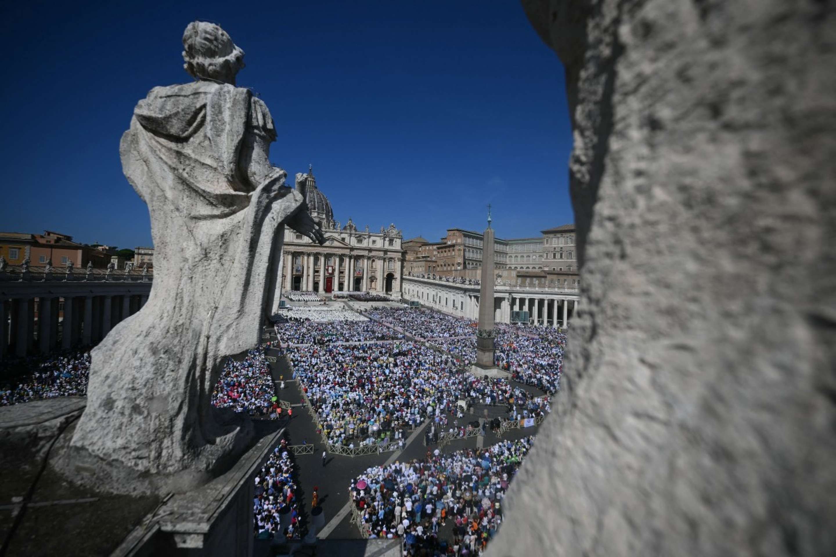 Segundo o Vaticano, 80 mil fiéis acompanharam na Praça São Pedro a canonização dos jovens Carlo Acutis e Pier Giorgio Frassati   