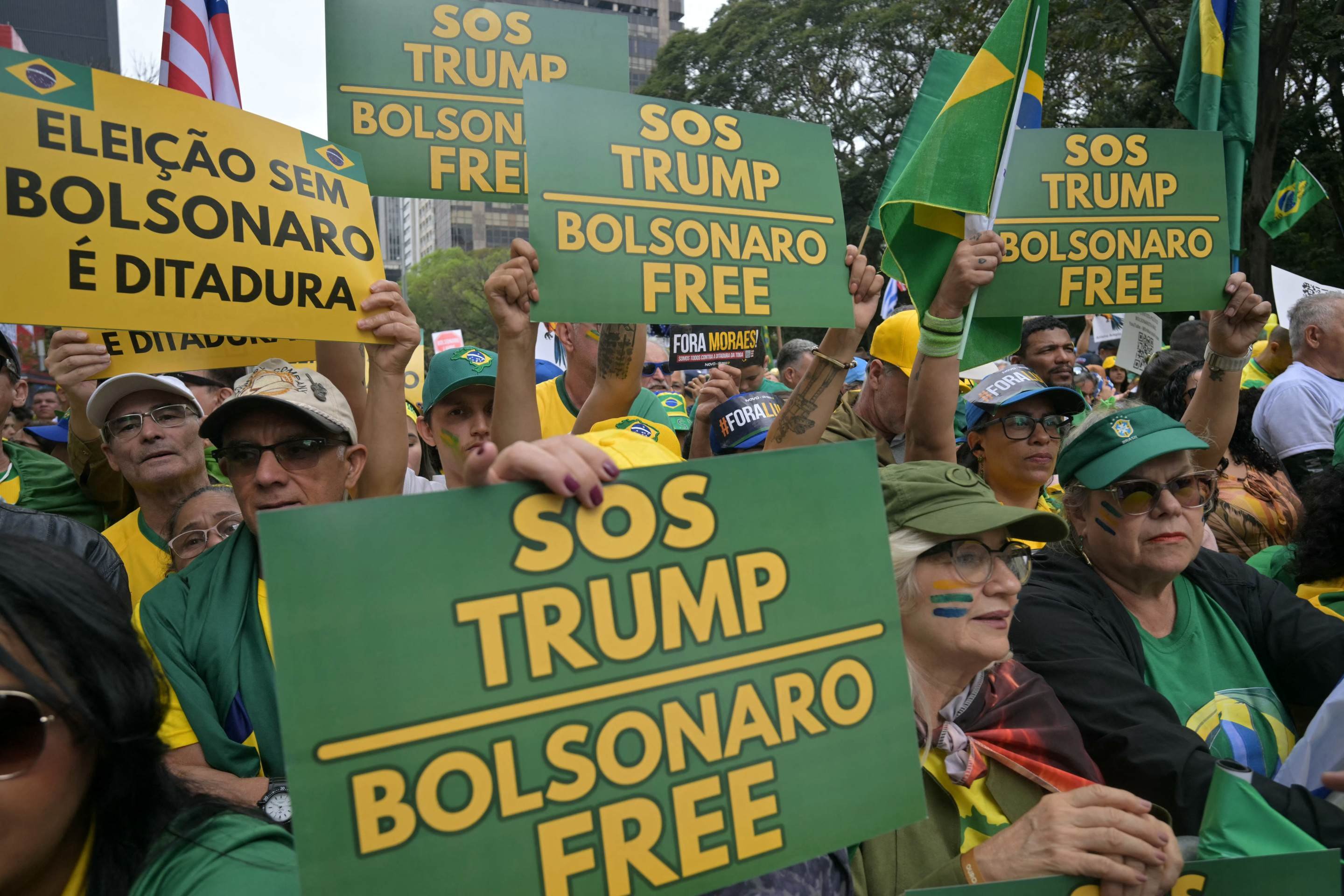 Apoiadores do ex-presidente brasileiro (2019-2022) Jair Bolsonaro, em julgamento por sua suposta participação em uma tentativa de golpe, participam de uma manifestação durante o Dia da Independência