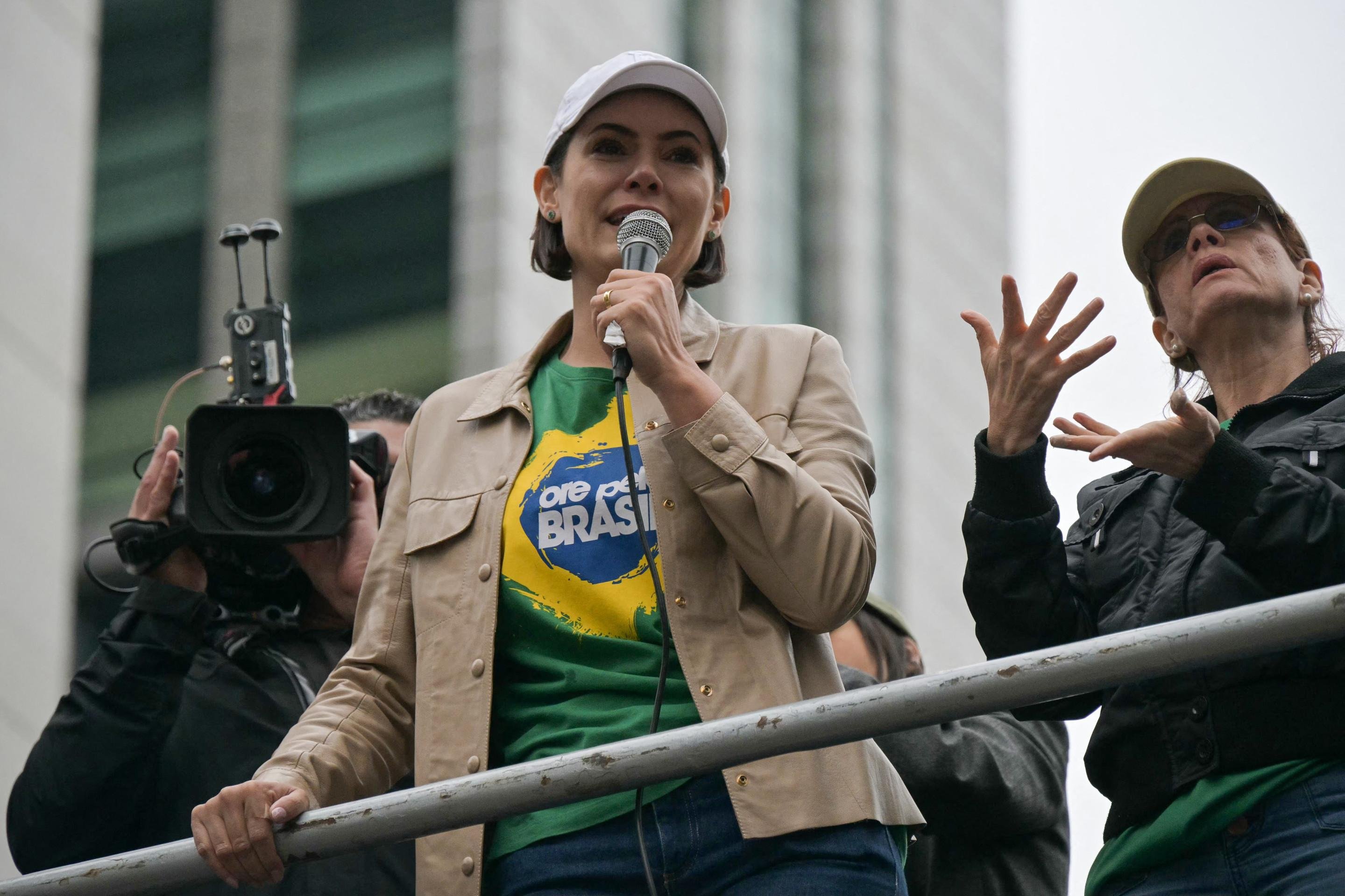 Michelle chora em ato na Paulista e diz que prisão de Bolsonaro é 