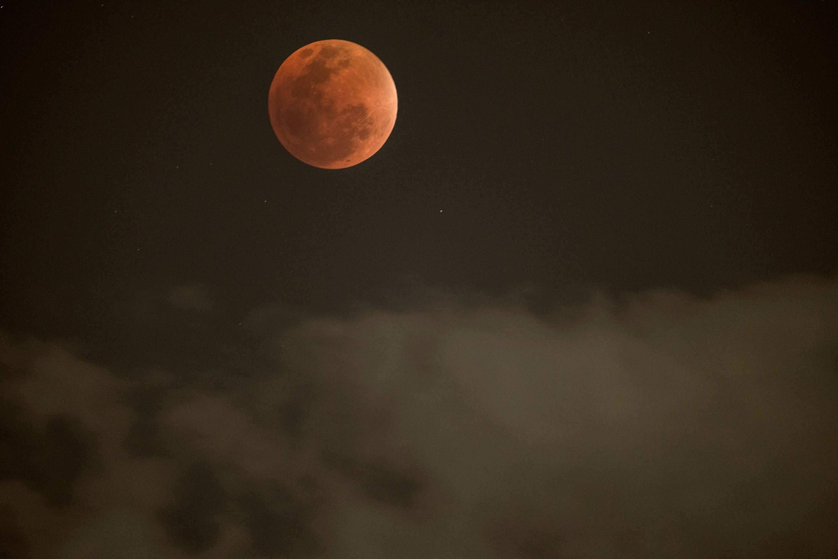 Esta fotografia mostra a lua de sangue durante um eclipse lunar total em Joanesburgo em 7 de setembro de 2025