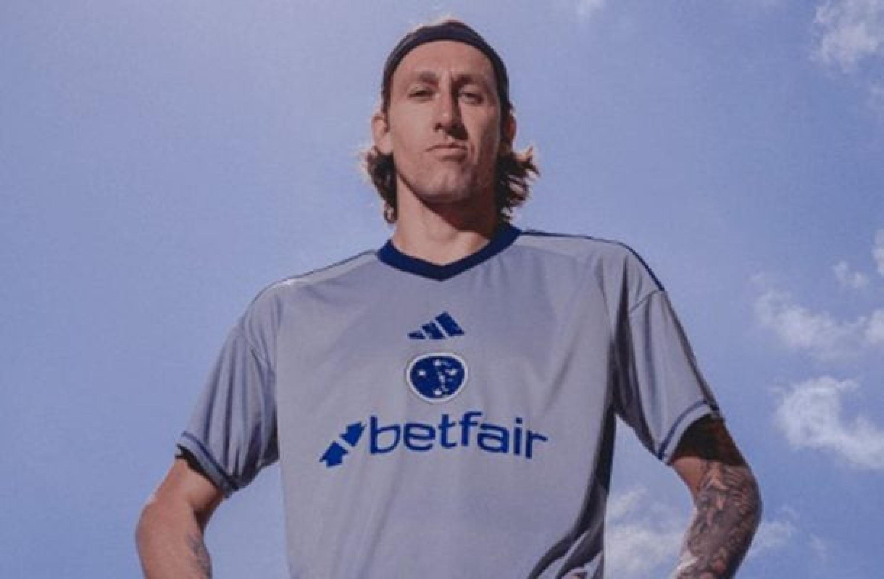 Cássio recebe a “Camisa de Gigantes” do Cruzeiro; veja bastidores