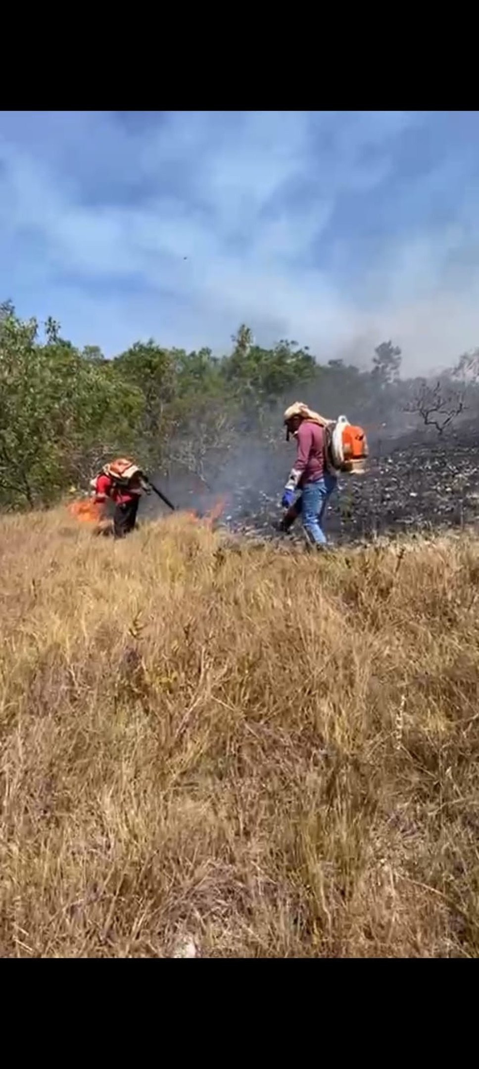 Brigadistas afastam incêndio no portal da Chapada dos Veadeiros