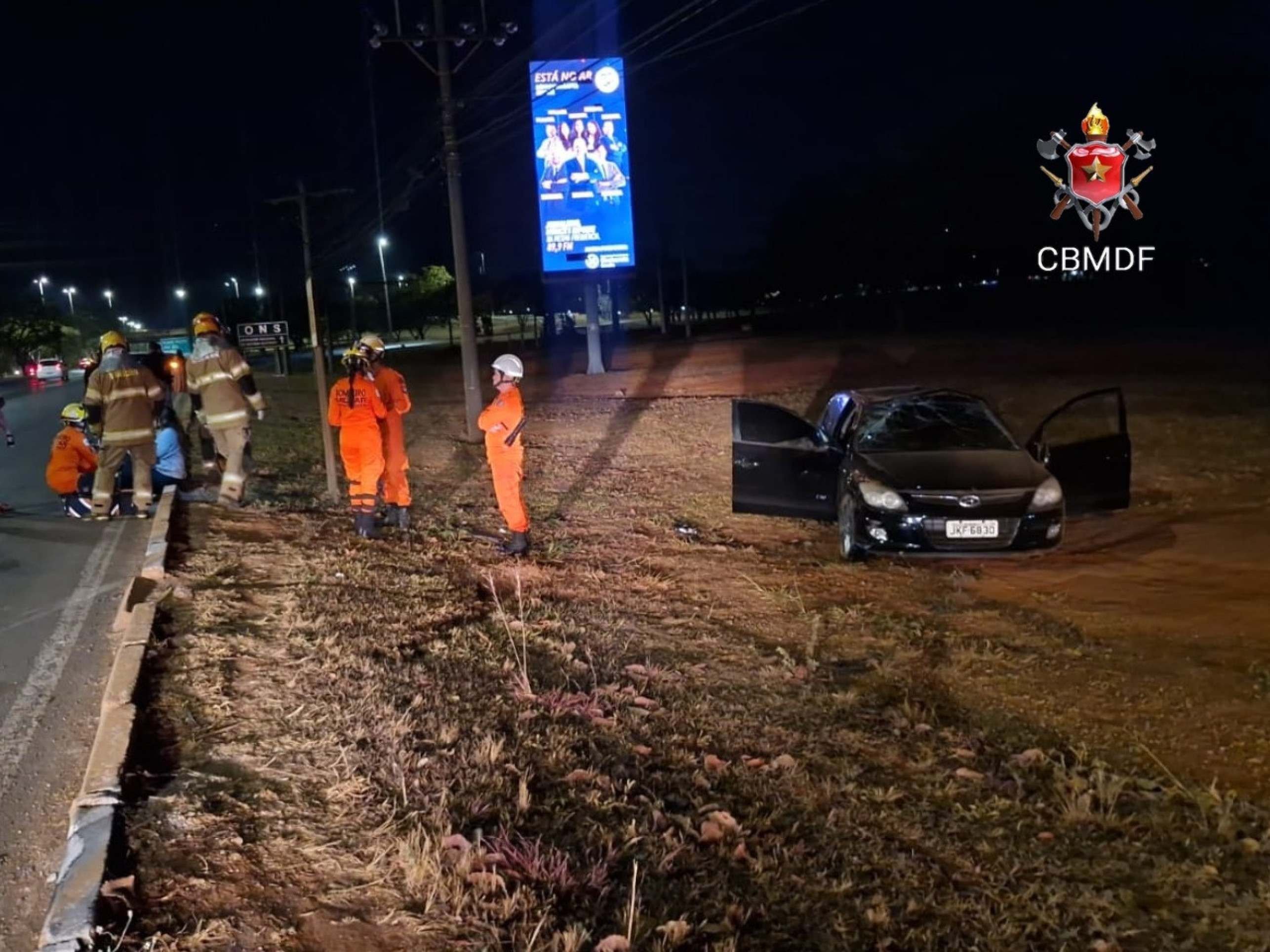Mulher e dois filhos pequenos sobrevivem a capotagem na EPIA Sul