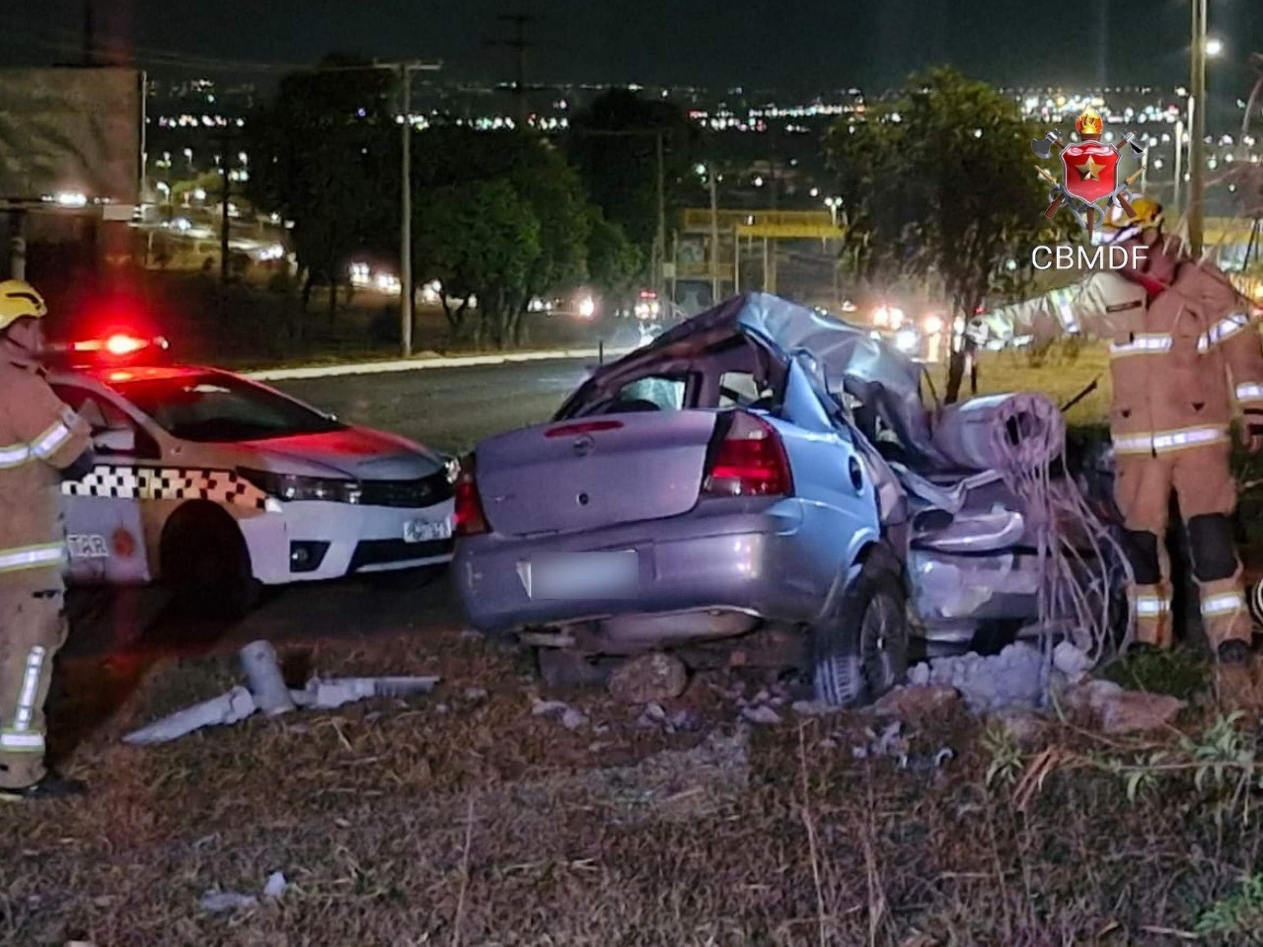 Motorista perde controle e derruba poste de iluminação na EPNB