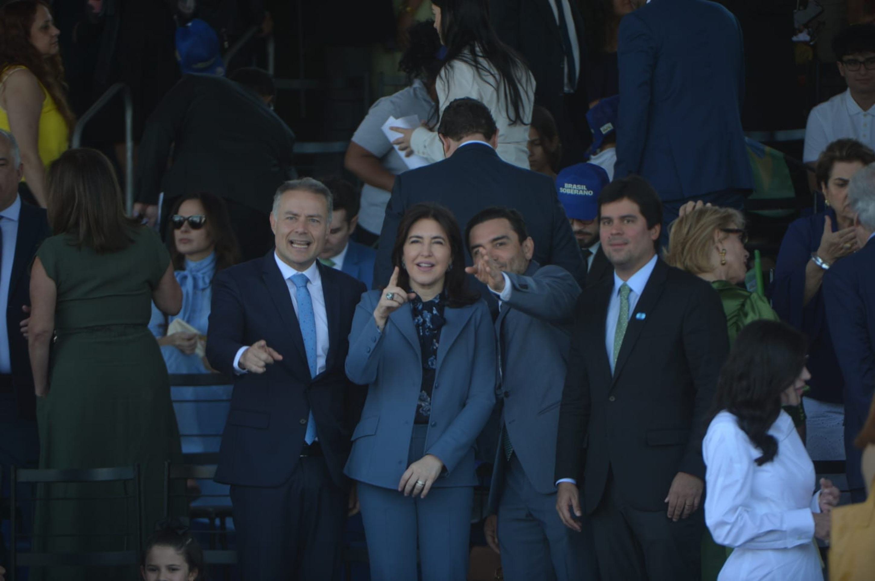 Com cargos ameaçados, Sabino e Fufuca acompanham desfile enquanto Haddad está ausente