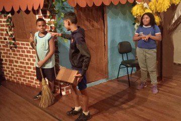 Espetáculo leva teatro e consciência ambiental a escolas do DF