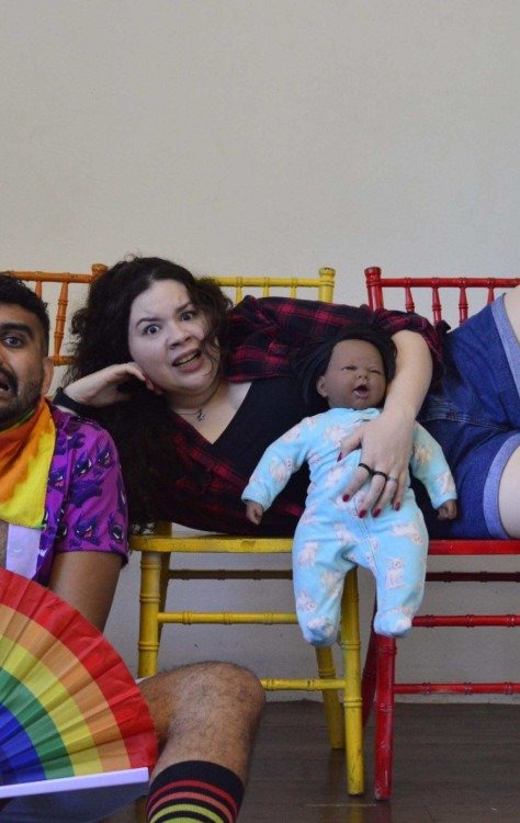 Jef Viegas e Bel Alves interpretam casal de amigos gays que se relacionam depois de noite de bebedeira e dão origem a uma família de forma acidental -  (crédito: Irina Buss)