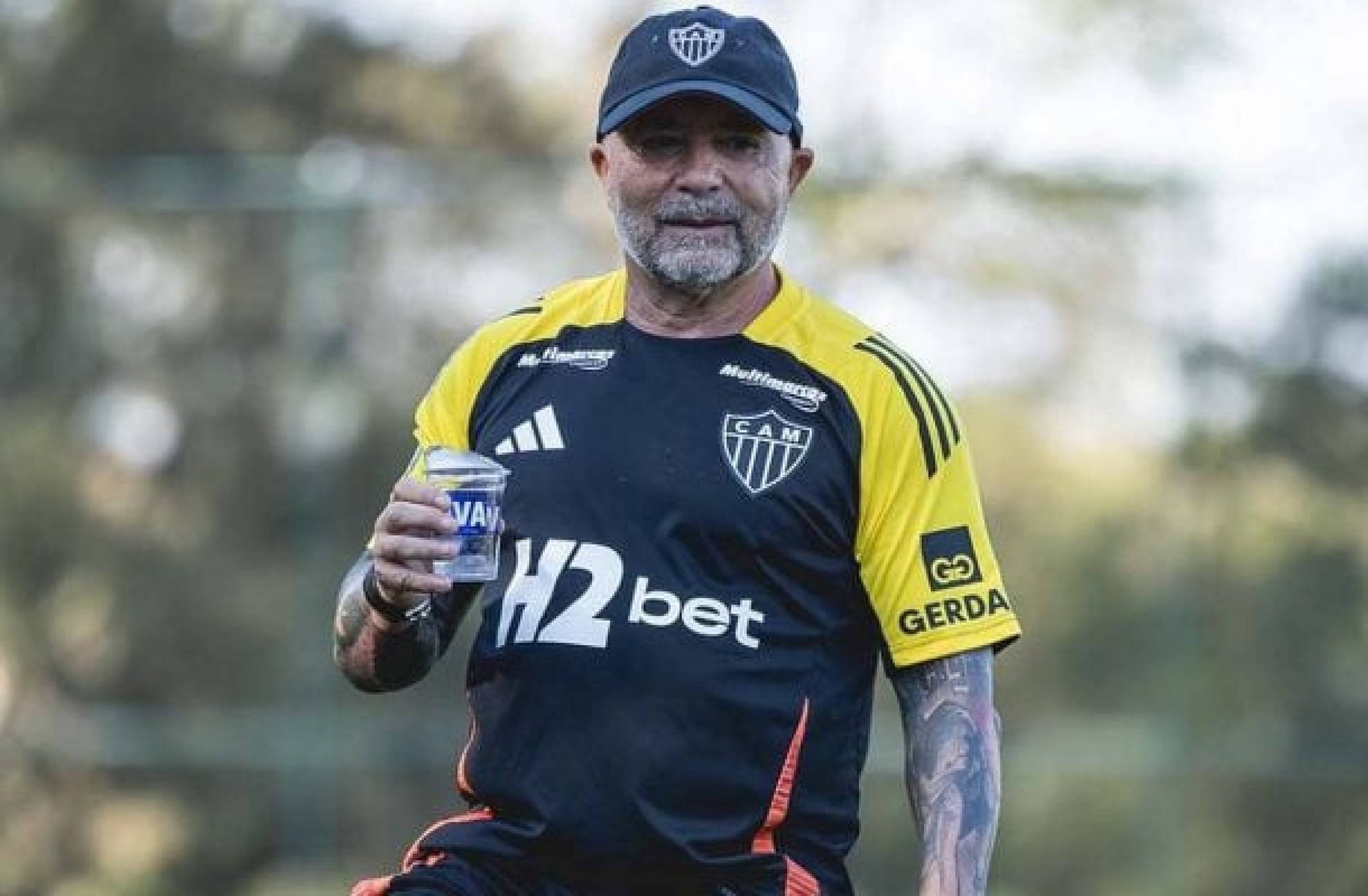 Sampaoli é registrado no BID e pode comandar o Atlético no clássico