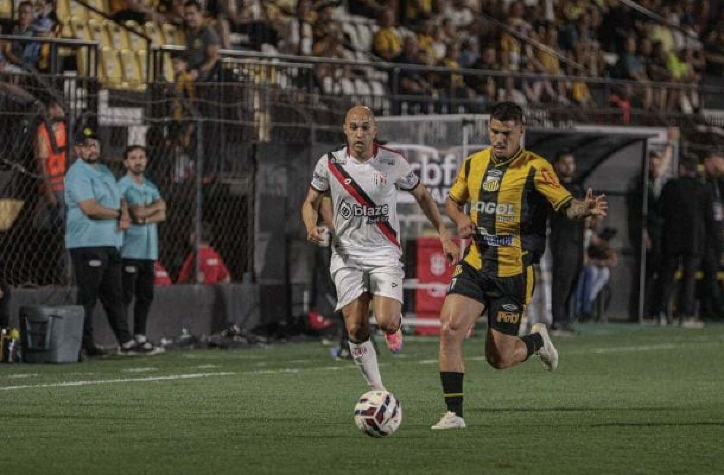 Novorizontino acerta a trave seis vezes e cede empate ao Atlético-GO no fim