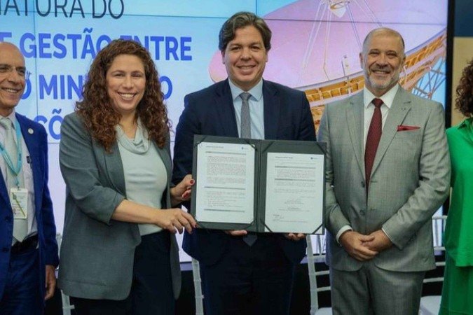 A assinatura do contrato foi feita na sexta-feira (5/9), na pasta das Comunicações -  (crédito: Peter Neylon/MCom)