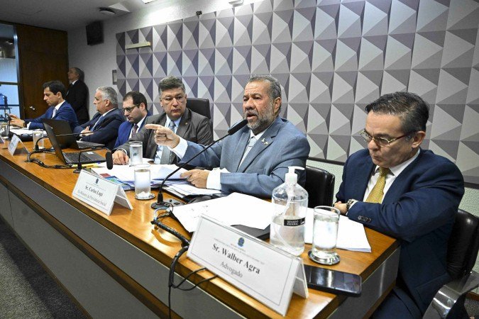 Segundo Lupi (gesticulando), devido à autonomia ministério não podia intervir no INSS e coibir descontos ilegais  -  (crédito: Jefferson Rudy/Agência Senado)