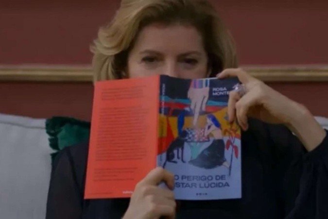 Odete Roitman lê ‘O Perigo de Estar Lúcida’, de Rosa Montero, na novela 'Vale Tudo' -  (crédito: Reprodução / TV Globo)