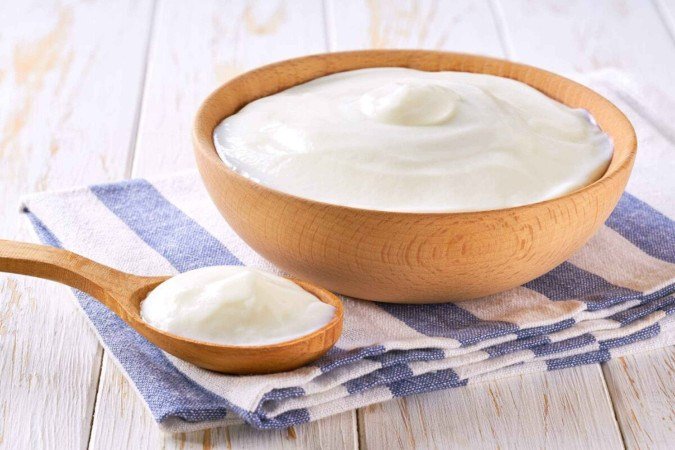 O iogurte natural é rico em nutrientes essenciais (Imagem: itor | Shutterstock) - (crédito: EdiCase) O iogurte natural é rico em nutrientes essenciais (Imagem: itor | Shutterstock) - (crédito: EdiCase)