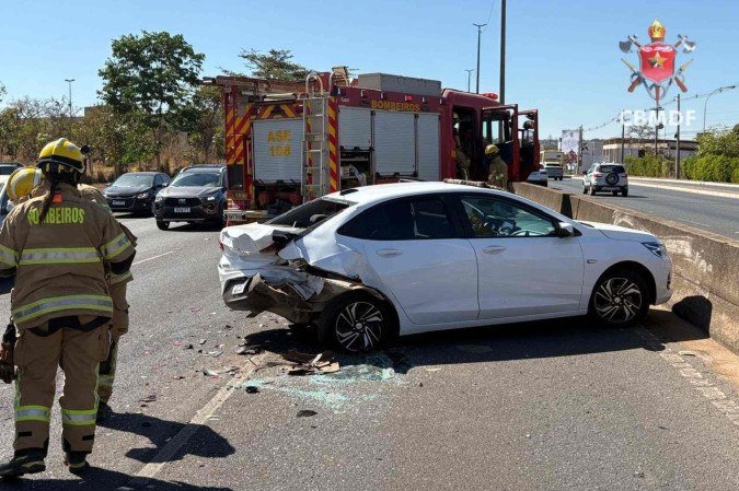 Acidente de trânsito deixa dois feridos, bombeiros fazem atendimento no local - (crédito: Divulgação: Corpo de Bombeiros Militar do Distrito Federal (CBMDF)) Acidente de trânsito deixa dois feridos, bombeiros fazem atendimento no local - (crédito: Divulgação: Corpo de Bombeiros Militar do Distrito Federal (CBMDF))