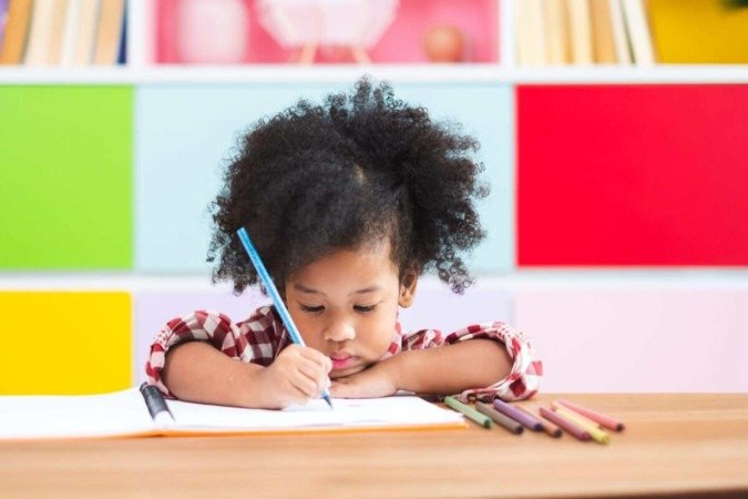 O contato com o mundo letrado precisa ser incentivado desde a primeira infância (Imagem: Nattakorn_Maneerat | Shutterstock) - (crédito: EdiCase) O contato com o mundo letrado precisa ser incentivado desde a primeira infância (Imagem: Nattakorn_Maneerat | Shutterstock) - (crédito: EdiCase)