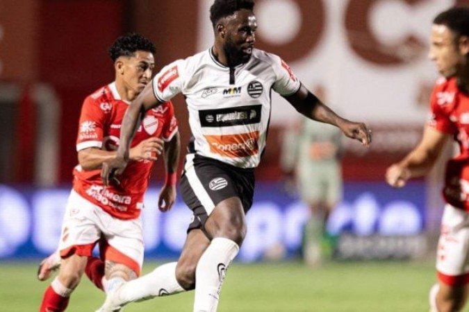 David Braga, do Athletic vai ao ataque. Time mineiro consegue o empate com o Vila Nova fora de casa - (crédito: Foto: Mateus Dutra / Athletic Club) David Braga, do Athletic vai ao ataque. Time mineiro consegue o empate com o Vila Nova fora de casa - (crédito: Foto: Mateus Dutra / Athletic Club)